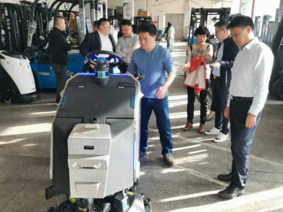 情暖永新昌丨熱烈歡迎廈門(mén)總商會(huì)舉辦的哈工大會(huì)長(zhǎng)班同學(xué)光臨廈門(mén)永新昌參觀指導(dǎo)。