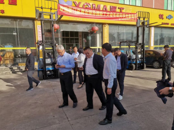 情暖永新昌丨熱烈歡迎廈門(mén)總商會(huì)舉辦的哈工大會(huì)長(zhǎng)班同學(xué)光臨廈門(mén)永新昌參觀指導(dǎo)。