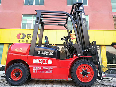 廈門(mén)某裝卸物流公司采購(gòu)阿母工業(yè)國(guó)3柴油叉車(chē)