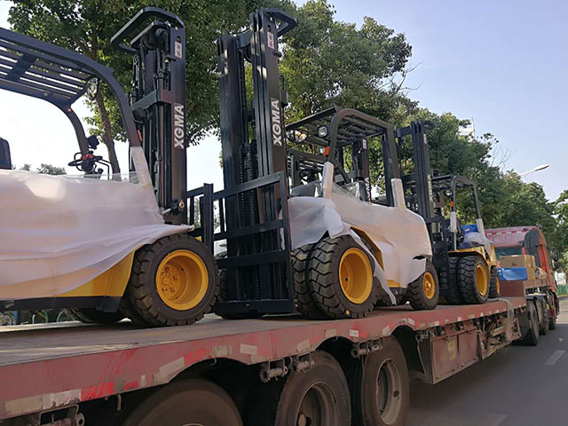 海外客戶采購(gòu)廈工訂制黃色叉車(chē)10臺(tái)裝車(chē)出口