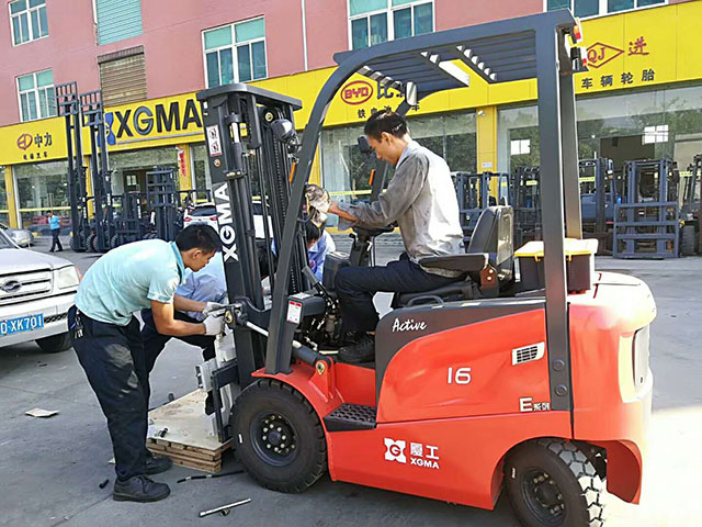  廈門(mén)某裝飾設(shè)計(jì)工程有限公司采購(gòu)廈工電動(dòng)叉車(chē)