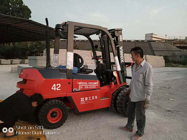 廈門(mén)市海滄區(qū)某沙場(chǎng)有限公司采購(gòu)廈工4.2噸叉車(chē)