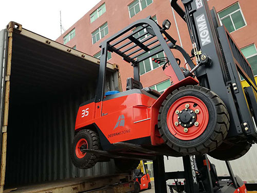 廈門(mén)叉車(chē)公司，外貿(mào)部銷(xiāo)售出口廈工叉車(chē)兩臺(tái)