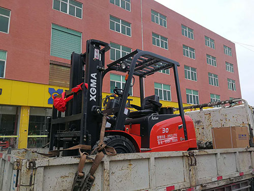 廈門(mén)電動(dòng)叉車(chē)公司，銷(xiāo)售廈工3噸電動(dòng)叉車(chē)一臺(tái)