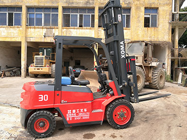 某(廈門(mén))貿(mào)易有限公司采購(gòu)廈工內(nèi)燃平衡重式叉車(chē)