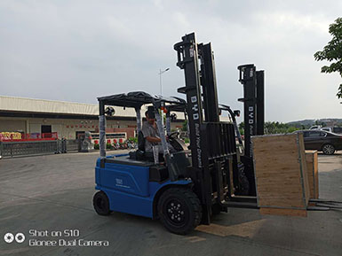 漳州比亞迪3.5噸平衡重式電動(dòng)叉車(chē)2臺(tái)順利交車(chē)