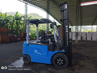 漳州某紙業(yè)公司采購(gòu)比亞迪3.5噸平衡重式電動(dòng)叉車(chē)