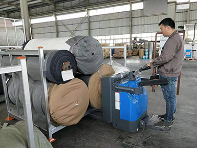 廈門某皮革公司采購2噸電動托盤搬運(yùn)車