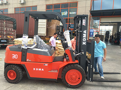 3噸柴油內(nèi)燃平衡重叉車，物料搬運的好幫手