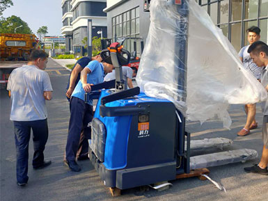 科力電動堆高車進(jìn)行裝卸、堆高、堆垛和短距離運(yùn)輸作業(yè)