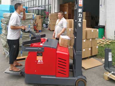 倉儲(chǔ)堆垛車，干活好幫手