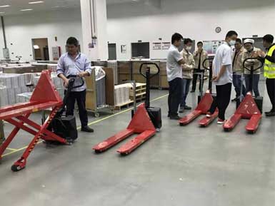 電動高升程搬運(yùn)車交付使用，感謝廠家羅總親自跟客戶講解操作方法！