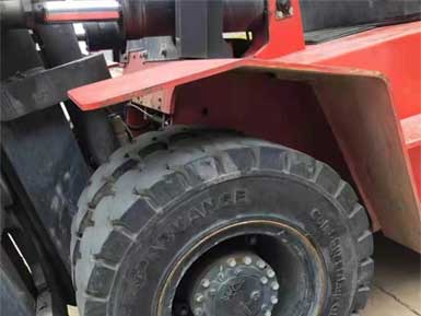 前進(jìn)實(shí)心輪胎825-15，6條實(shí)心輪胎已全部安裝到叉車(chē)上